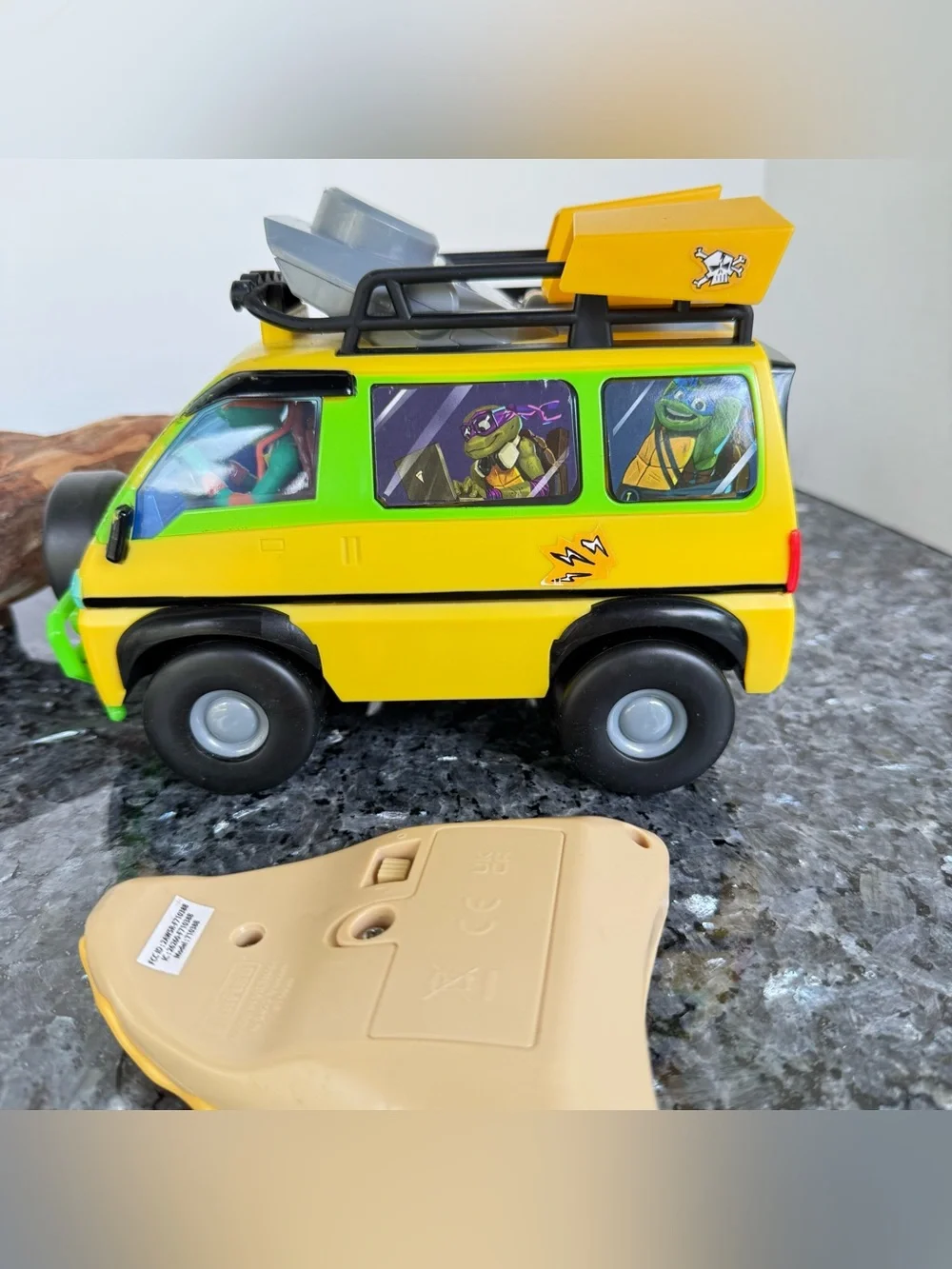 Teenage Mutant Ninja Turtles Mayhem RC Pizza Blaster/Remote Control Vehicle Toy